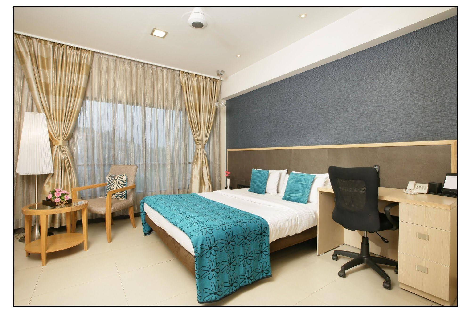 The Sirona Hotel Pune Exterior foto